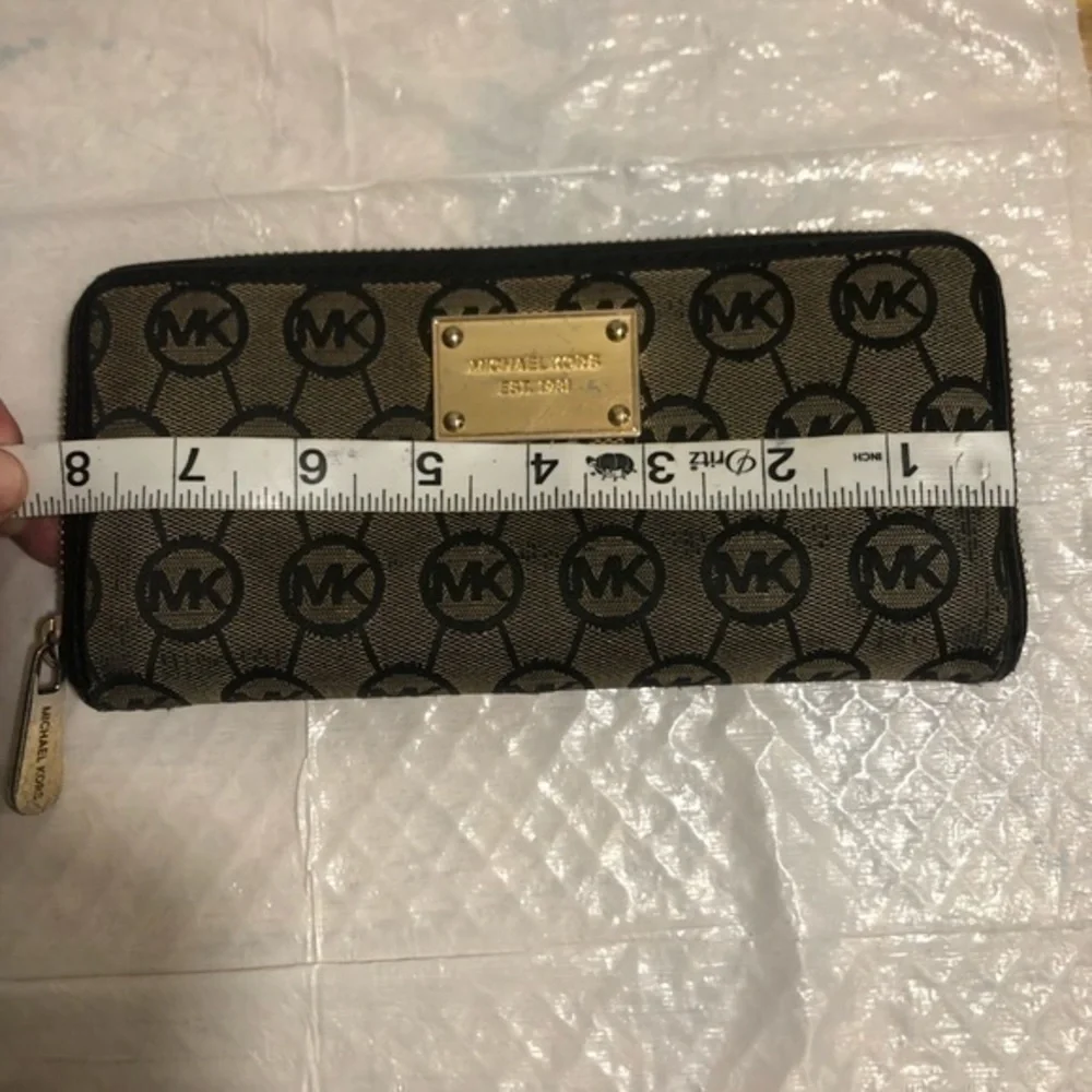 Michael kors signature zipper clutch wallet